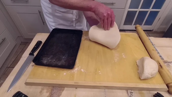 Colocar los pasteles en una bandeja ligeramente engrasada, espolvorear con harina y dejar levar otros 30 minutos.