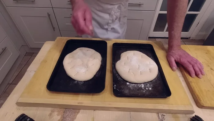 Hacer agujeros con un tenedor en la superficie de los pasteles.