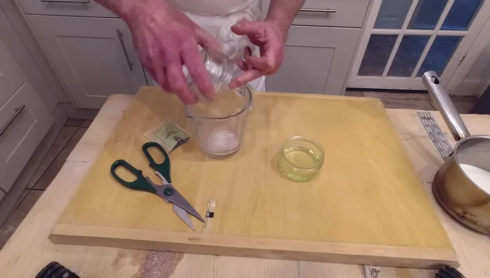 Mezclar la levadura, el azúcar, la leche tibia y el agua en una jarra. Agregar el aceite y remover.
