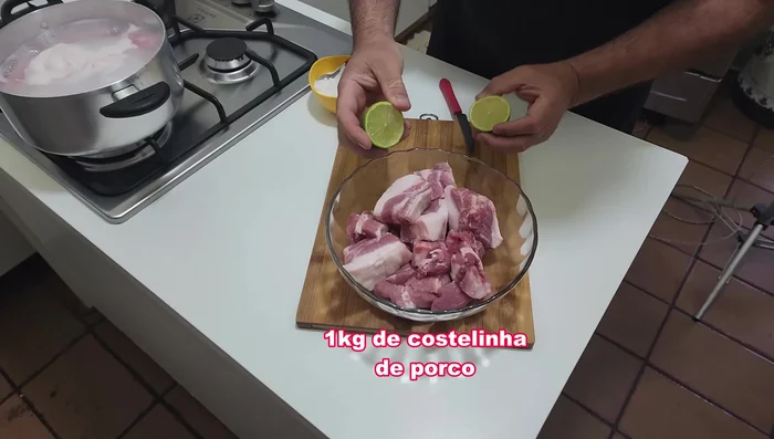 Marinar las costillas con limón (o vinagre) y sal. Dejar reposar 5-10 minutos (128.679).