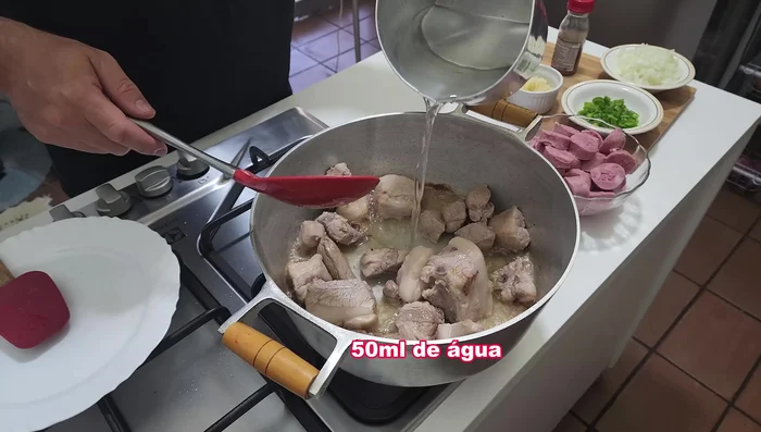 Freír las costillas en una sartén con aceite o mantequilla hasta que estén doradas. Repetir el proceso 3 veces, añadiendo 50 ml de agua cada vez y dejando que se evapore (229.84).