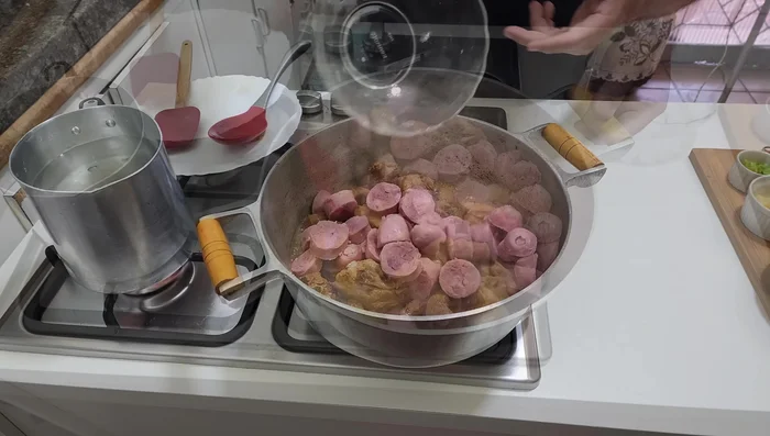 Agregar el chorizo a la sartén junto con las costillas (319.28).