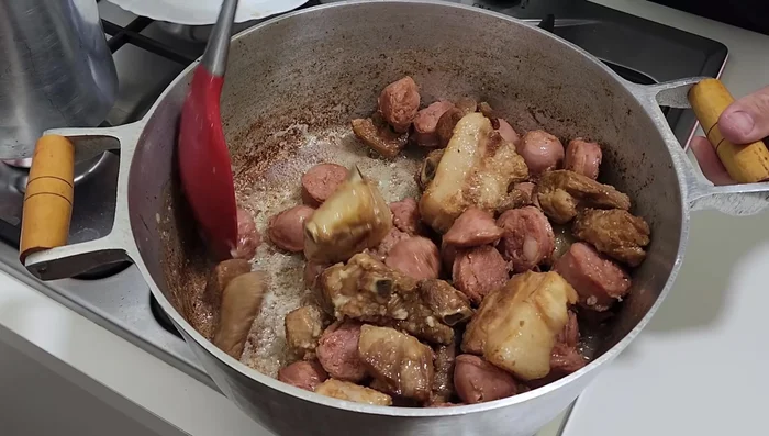 Añadir el ajo, la cebolla y el pimiento picados a la sartén. Sofreír ligeramente (361.28).