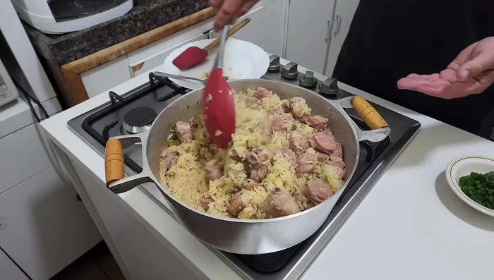 Remover el arroz con cuidado y servir. Decorar con cebollino fresco al gusto (576.56).