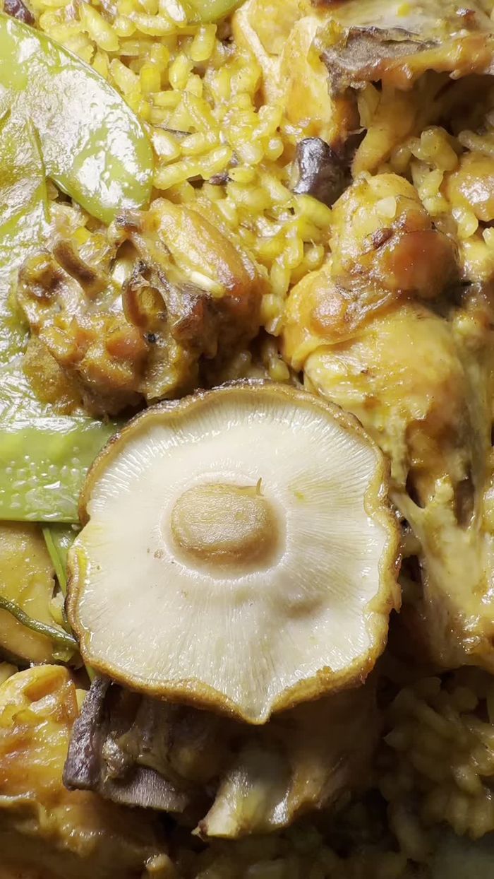 Marcamos el pollo en aceite de oliva y lo reservamos.