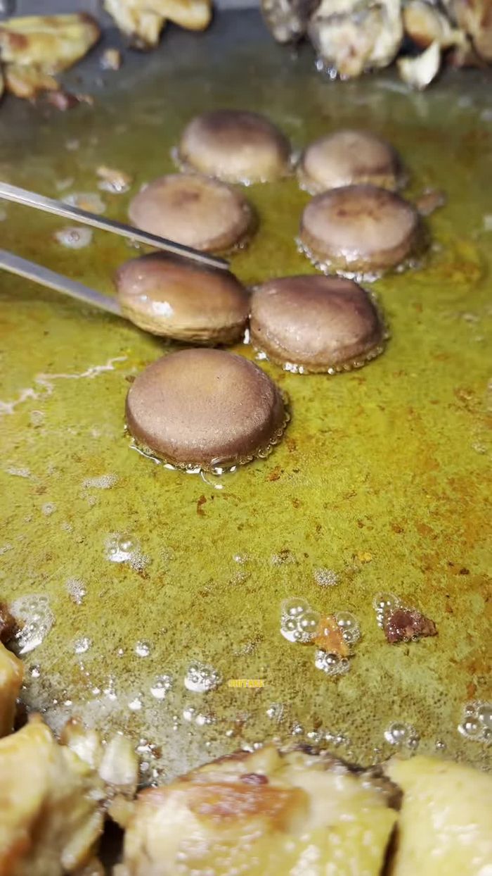 Añadimos una cucharadita de pimentón de la Vera y lo integramos.