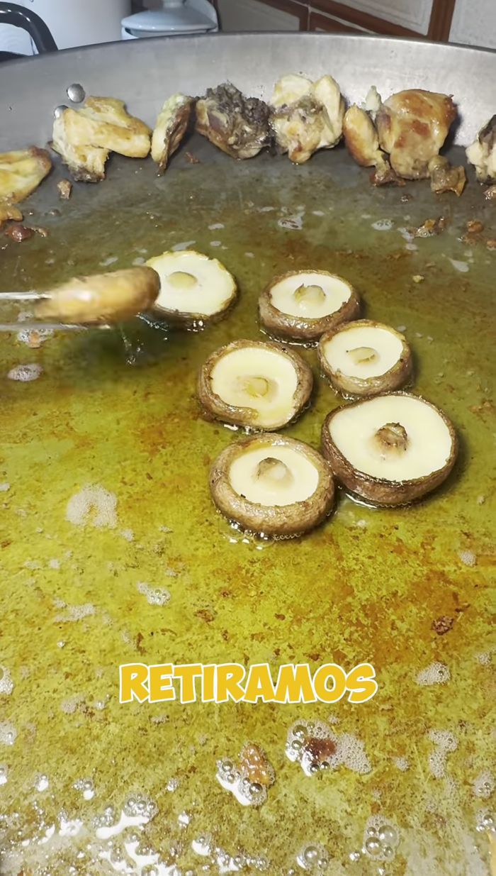 Añadimos el caldo de pollo necesario para la cocción del arroz.