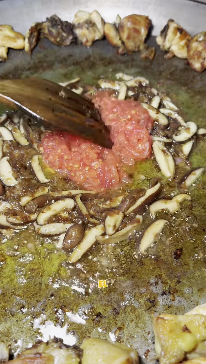 Añadimos un poco de agua para cocer la carne.