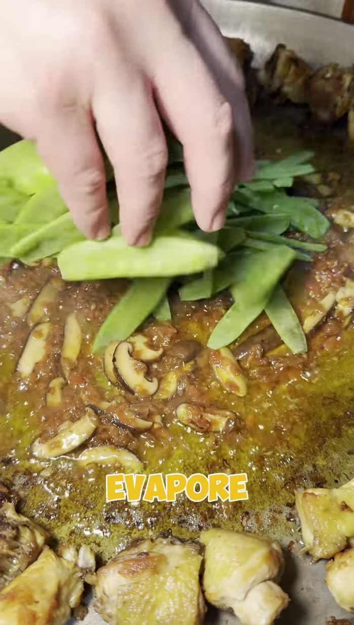 Cuando el caldo llegue al punto deseado, añadimos la infusión de azafrán y el arroz redondo.