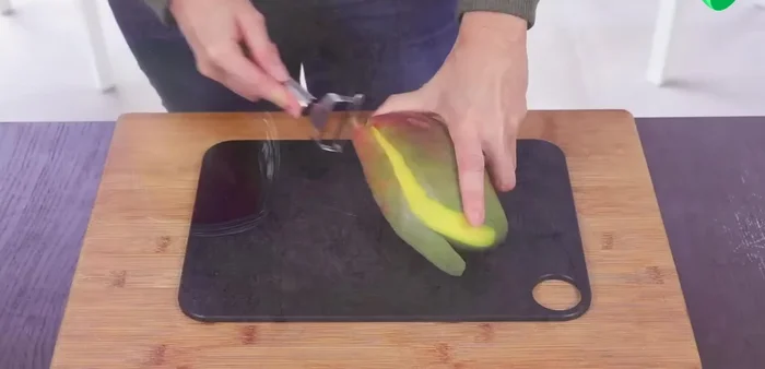 Pelar el mango. [262.84]