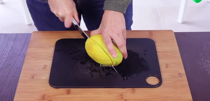 Cortar el mango en cuadraditos. [295.32]