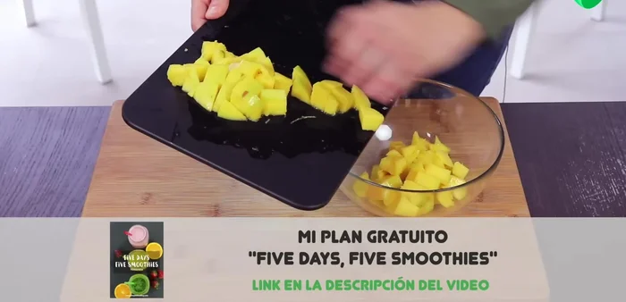 Añadir todos los ingredientes (mango, cebolla, aguacate, perejil) a un bol. [330.479]