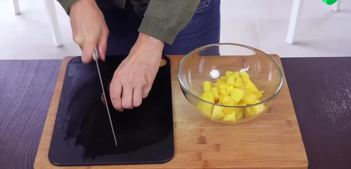 Cortar la cebolla roja en láminas. [349.28]