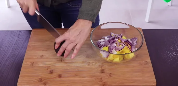 Cortar el aguacate en cubitos. [441.24]