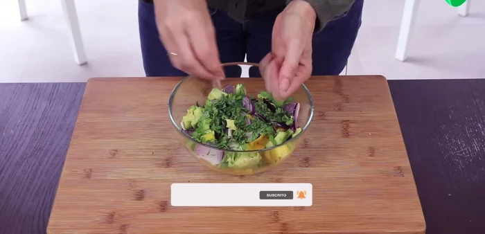 Agregar sal, pimienta negra molida y zumo de limón. [584.959]