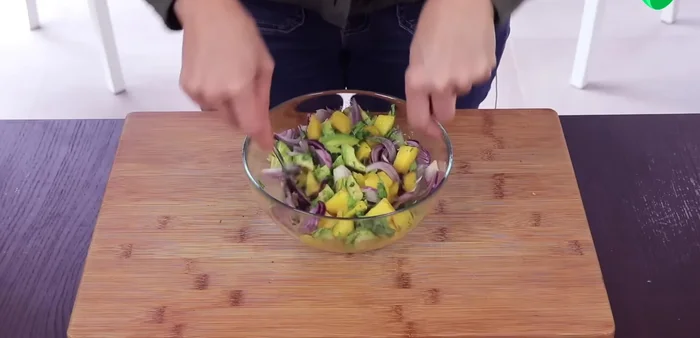 Remover bien todos los ingredientes para mezclarlos. [671.92]