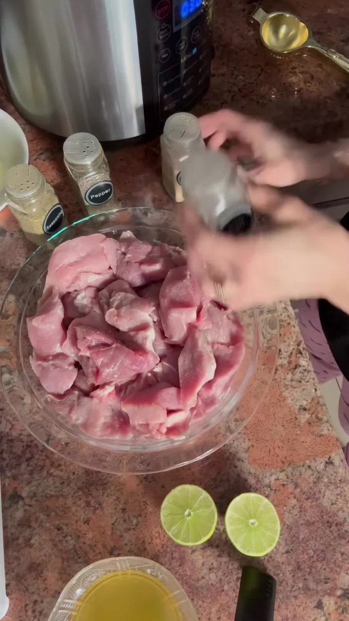 Comenzar a preparar las masas de cerdo. Agregar sal y pimienta.