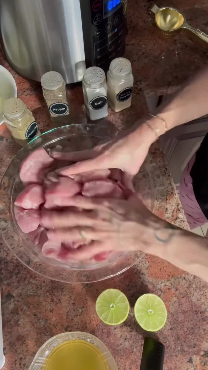 Añadir una cucharadita de ajo en polvo y una cucharadita de sazón completa.