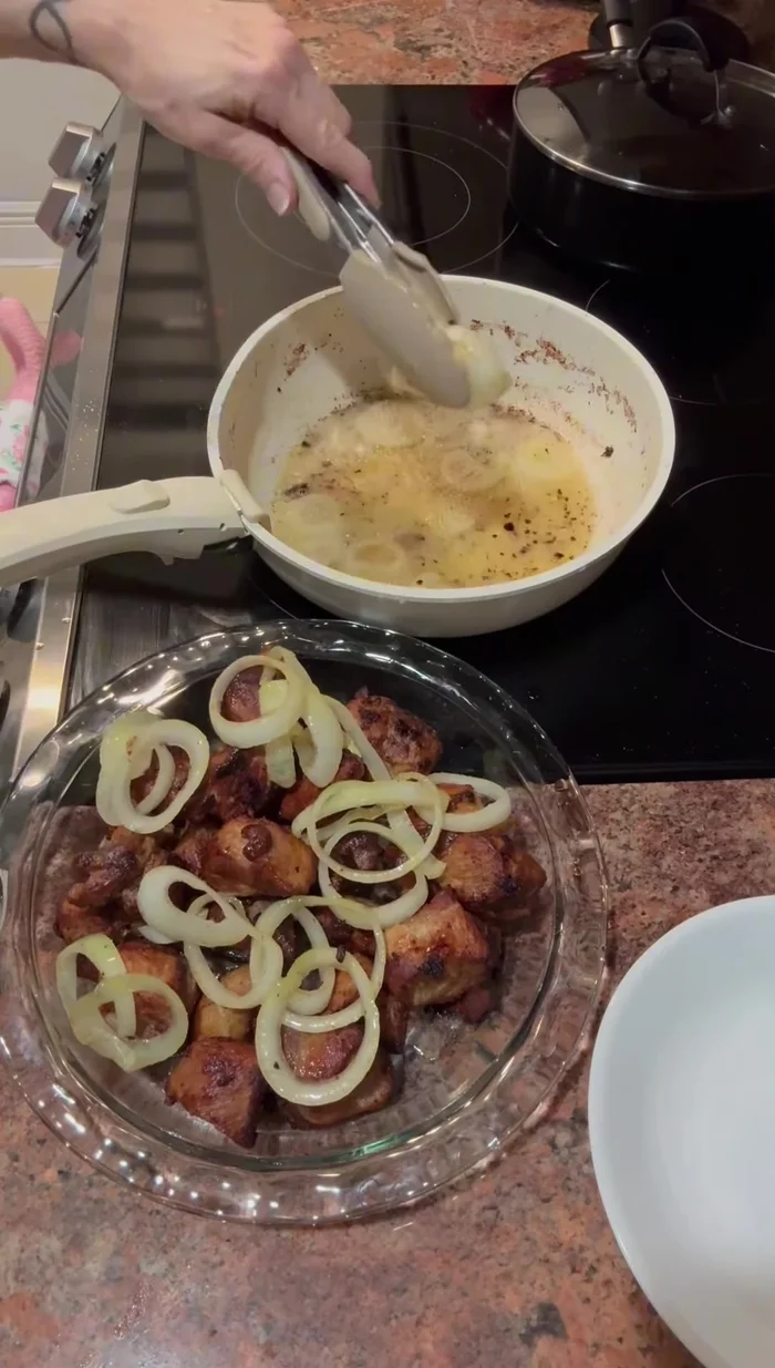 Rociar las masitas con la cebolla sofrita y exprimir un poco más de limón por encima.