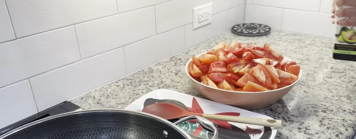 Sofreír los tomates en aceite en una cacerola. (Opcional: se pueden sancochar o licuar directamente).