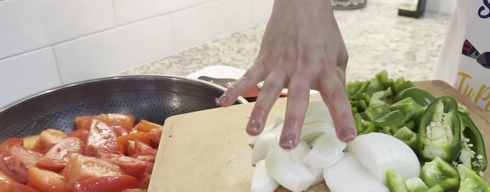 Agregar la cebolla, chiles y jalapeños a la cacerola con los tomates.