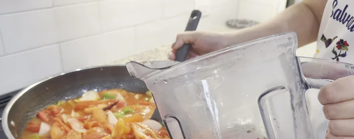 Licuar la mezcla hasta obtener una salsa fina.