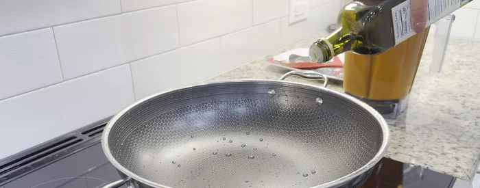 Regresar la salsa a la cacerola. Agregar aceite.
