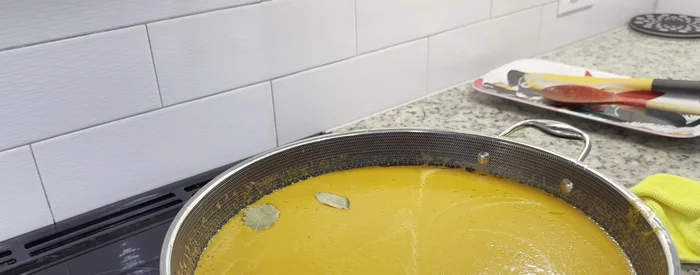 Agregar hojas de laurel, pimienta, comino molido, sal y orégano. Cocinar hasta obtener la consistencia deseada.