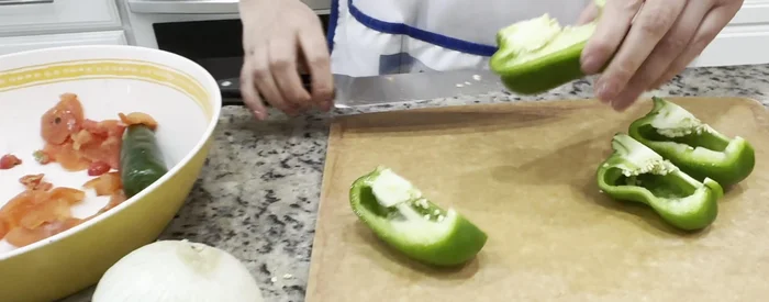 Picar los tomates.