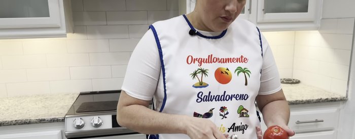 Preparar los tomates, chile verde, cebolla y jalapeño: removerles el ojito y partirlos en cuatro.