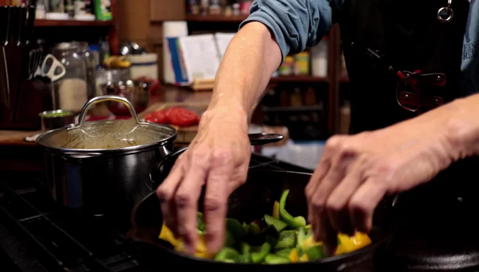 Agregar los pimientos y tomates al pollo, sazonar ligeramente. [1085.679]