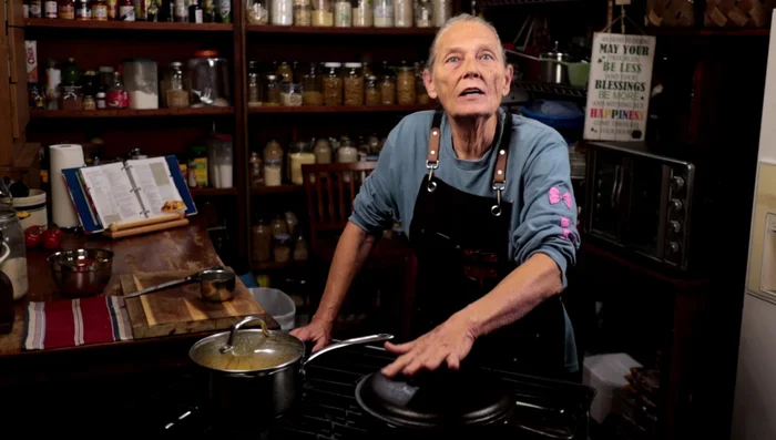 Agregar los guisantes. Tapar y dejar cocinar a fuego lento hasta que las verduras estén a su gusto. [1124.52]