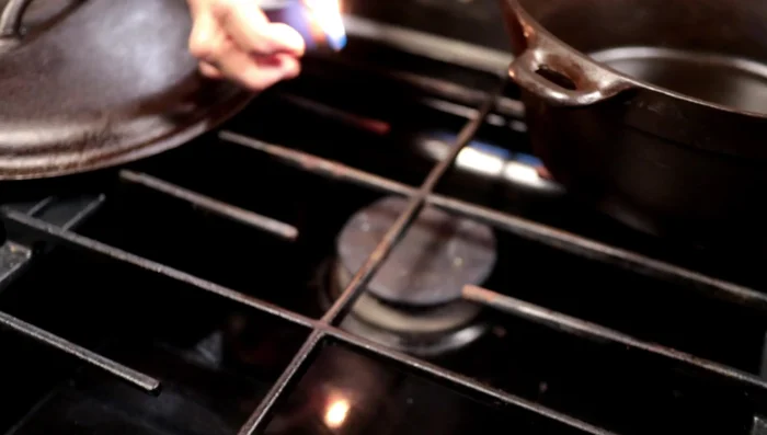 Calentar el aceite de oliva en el horno holandés a fuego medio-alto. [158.879]