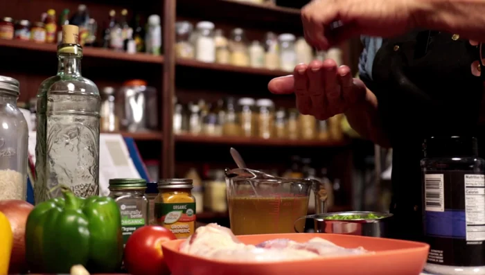 Sazonar ligeramente el pollo con sal y pimienta. [189.239]