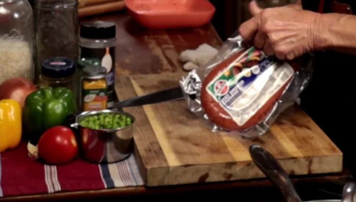 Cortar la salchicha en trozos pequeños. [365.919]