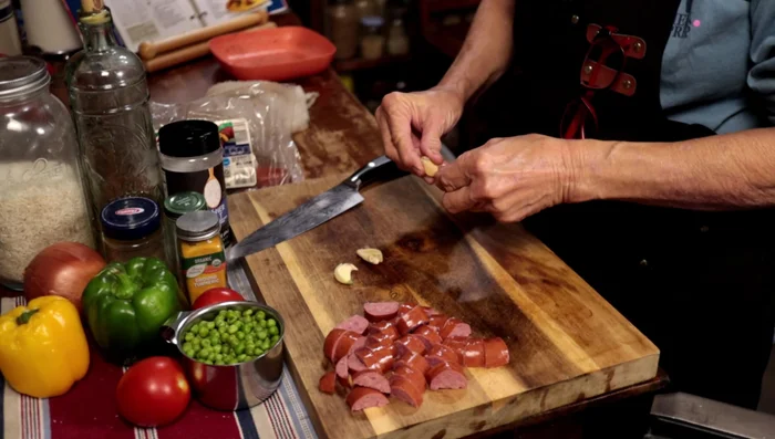 Picar el ajo finamente. [431.72]