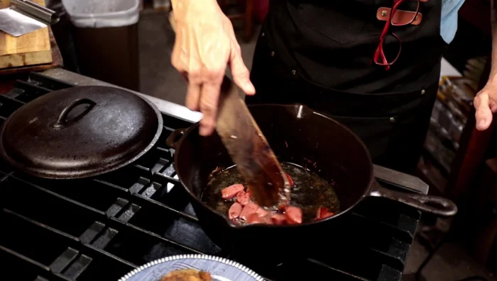 Dorar la salchicha en el mismo aceite donde se cocinó el pollo. [565.6]