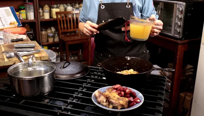 Añadir una taza de caldo de pollo, cúrcuma y sal. [699.399]