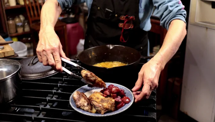 Agregar el pollo y la salchicha al horno holandés. Bajar el fuego al mínimo. [745.92]