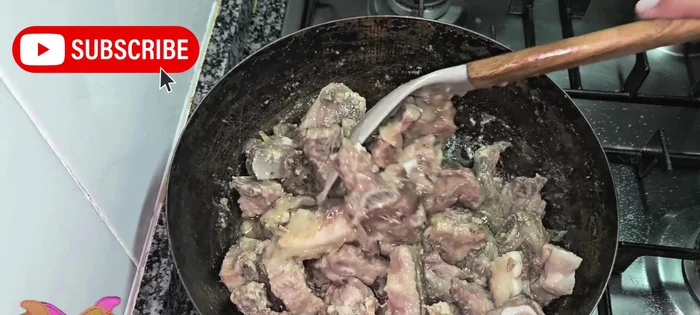 Esperamos a que las costillas cojan color y se doren. [101.159]