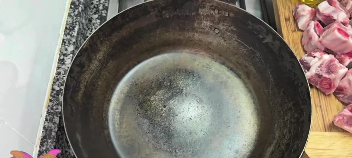 Ponemos la sartén al fuego y cubrimos las costillas con agua hasta que queden bien cubiertas. [31.72]