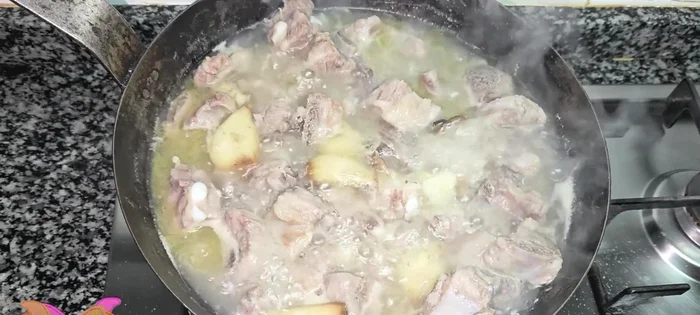 Esperamos a que se consuma el agua. [82]