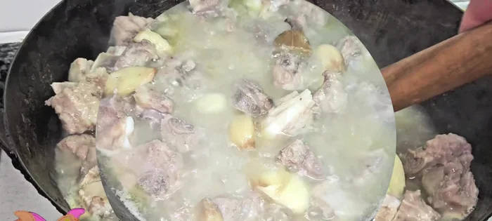 Movemos las costillas un poco mientras se consumen el agua y se van cocinando. [96.88]