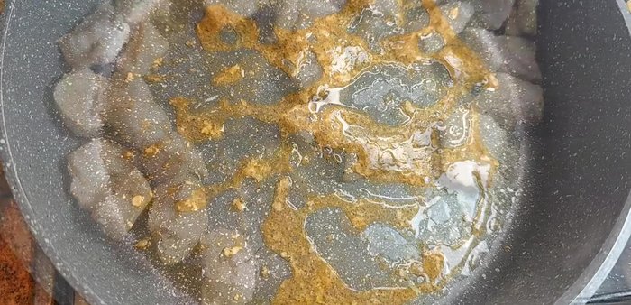 Retirar el solomillo y en el mismo aceite, saltear el resto de las verduras (373.8)