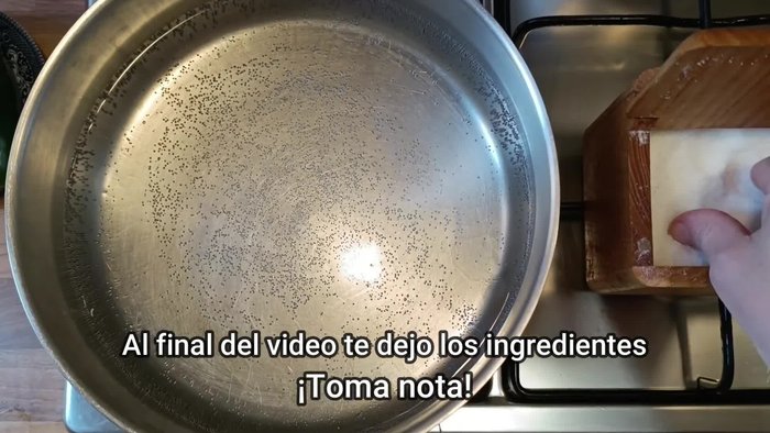 Poner agua a calentar, añadir sal, pimienta en grano y hojas de laurel. Agregar la merluza y cocinar hasta que esté cubierta por el agua. Añadir más agua si es necesario.
