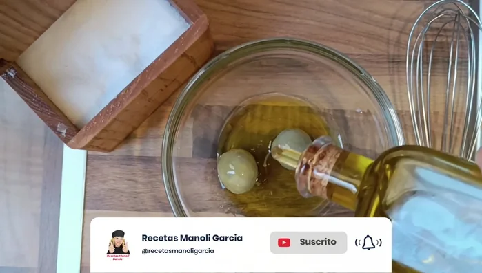 Preparar la vinagreta en un bol: mezclar las yemas, aceite de oliva, vinagre y sal. Añadir agua de cocción de la merluza para ajustar la consistencia.