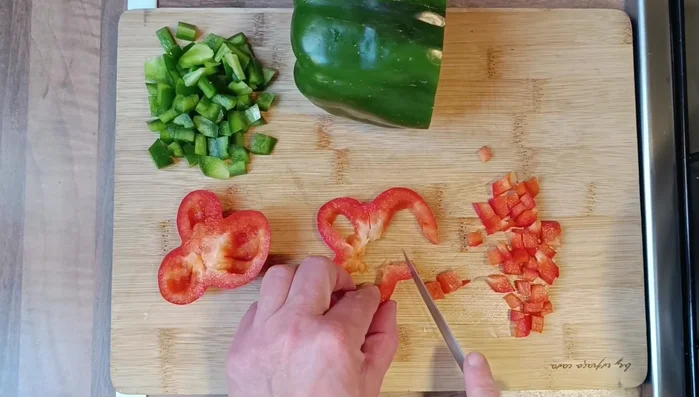 Cortar las verduras (pimiento, cebolla, tomate) en trocitos pequeños.