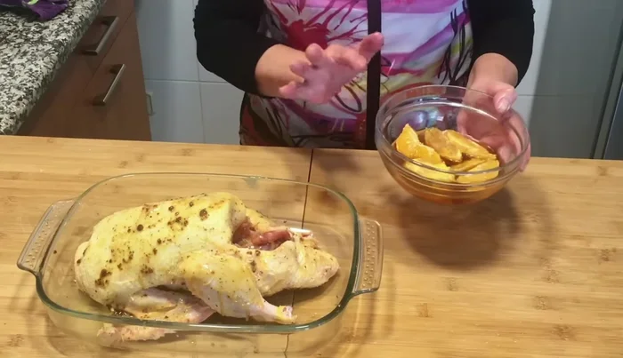 Añadir los gajos de naranja macerados con brandy dentro del pato.