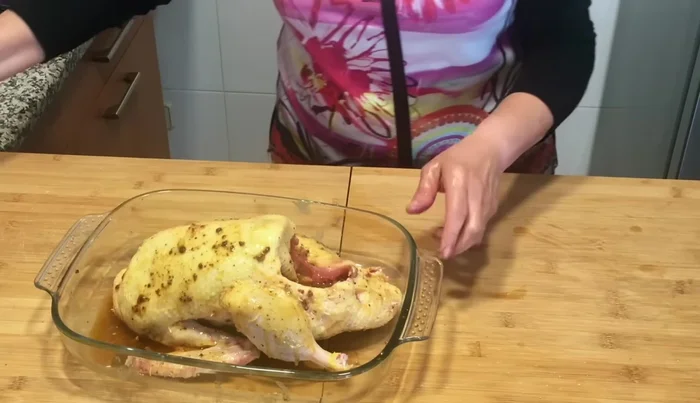 Hornear a 200°C (arriba y abajo) durante 40 minutos, regando con jugo de naranja periódicamente. (se debe ir revisando y volteando)