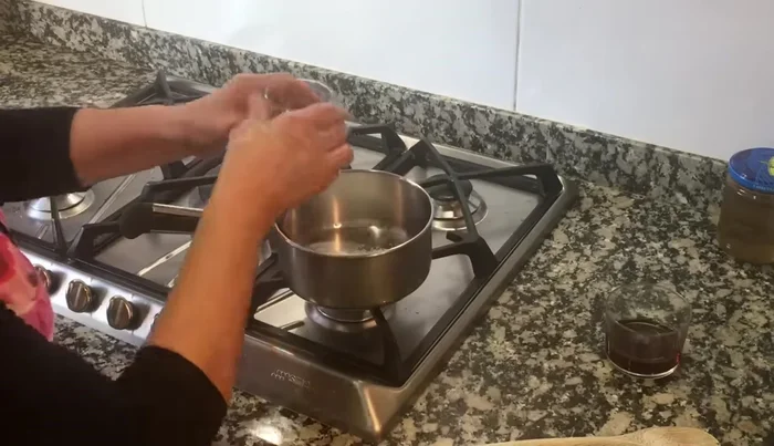 Preparar la salsa: caramelizar el azúcar con un poco de agua en un cazo, removiendo constantemente hasta obtener un color dorado. Agregar vinagre con cuidado. Cocer durante 2 minutos sin dejar de remover.
